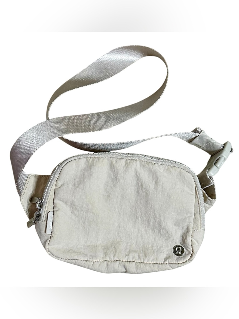 Lululemon Everywhere Crossbody Bag
2L Bone Gold Metallic Hardware